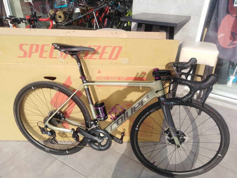 &Pi;&omega;&lambda;&epsilon;ί&tau;&alpha;&iota; &pi;&lambda;&alpha;ί&sigma;&iota;&omicron; Coluer Invicta