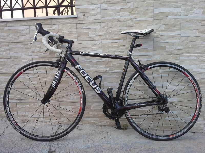 &Pi;&omega;&lambda;&epsilon;ί&tau;&alpha;&iota; &kappa;&omicron;ύ&rho;&sigma;&alpha; Focus Cayo carbon