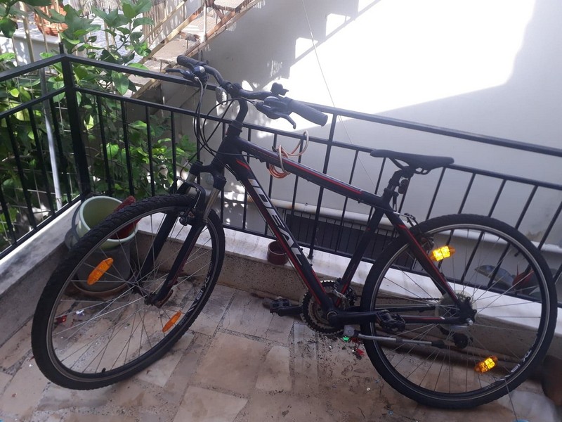 &Pi;&omega;&lambda;&epsilon;ί&tau;&alpha;&iota; &pi;&omicron;&delta;ή&lambda;&alpha;&tau;&omicron; ideal